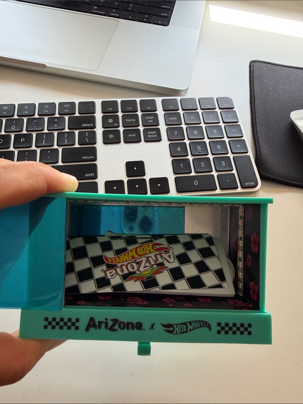 AriZona x Hot Wheels Teal shadow box - Picture 3 of 4